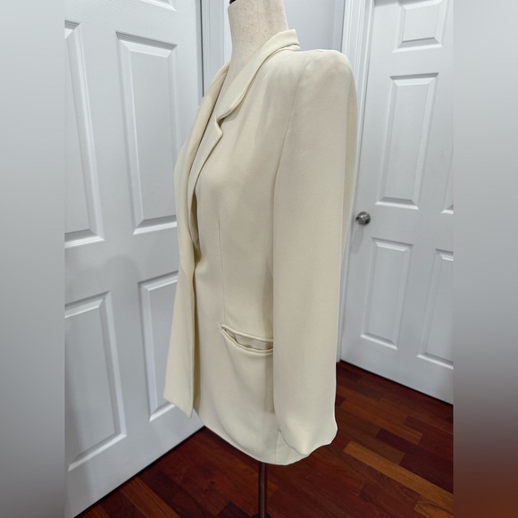 Elegant Cream Women's Blazer - Picture 3 of 7